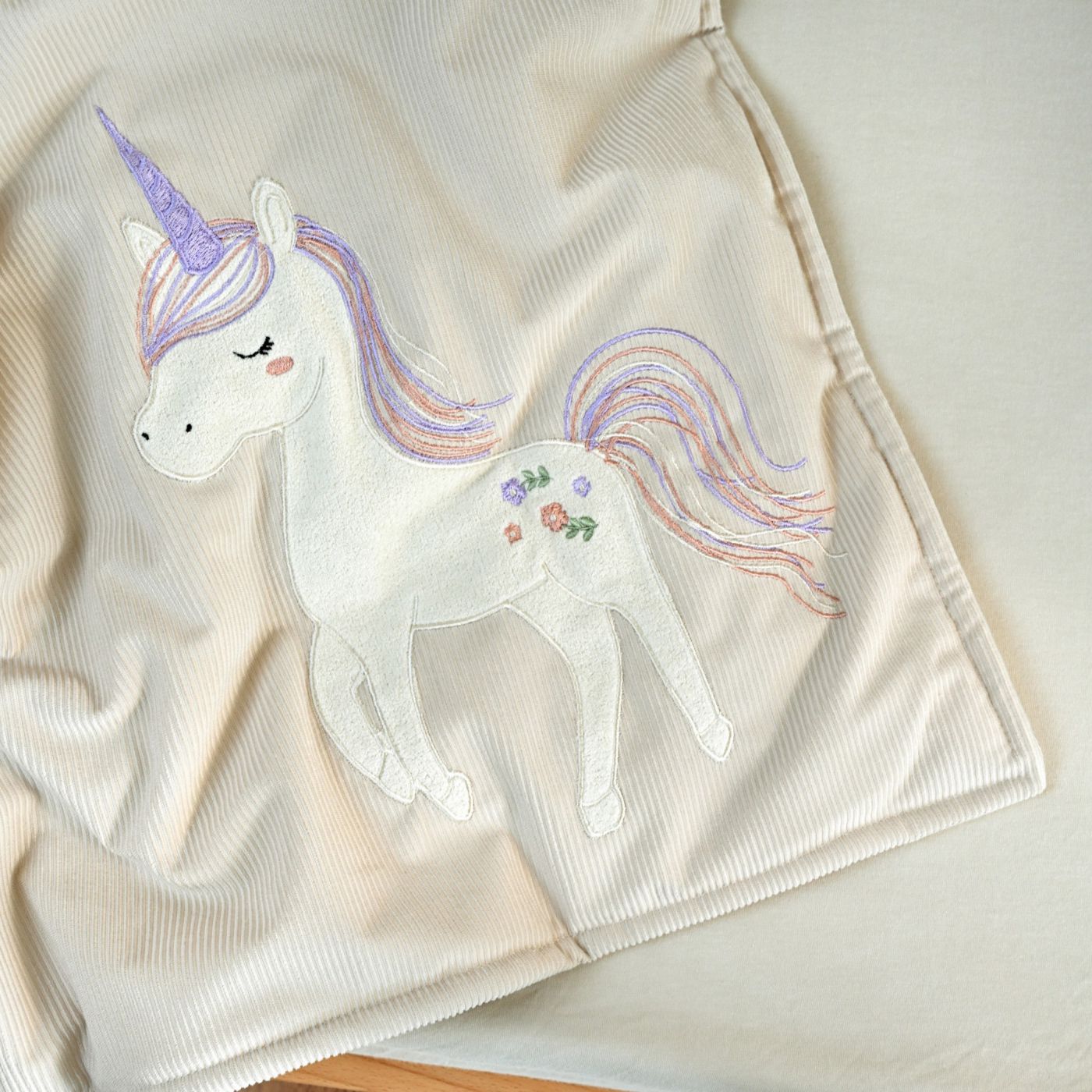 �� ����� ���� ������ �� ����� ���� �������� Unicorn LAURA