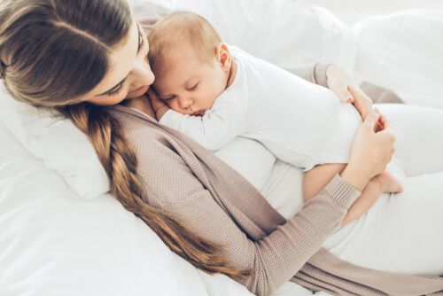 תינוק ישן על אמא שלו